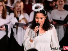 Świąteczny czar w III LO – Biesiada Wigilijna pełna kolęd