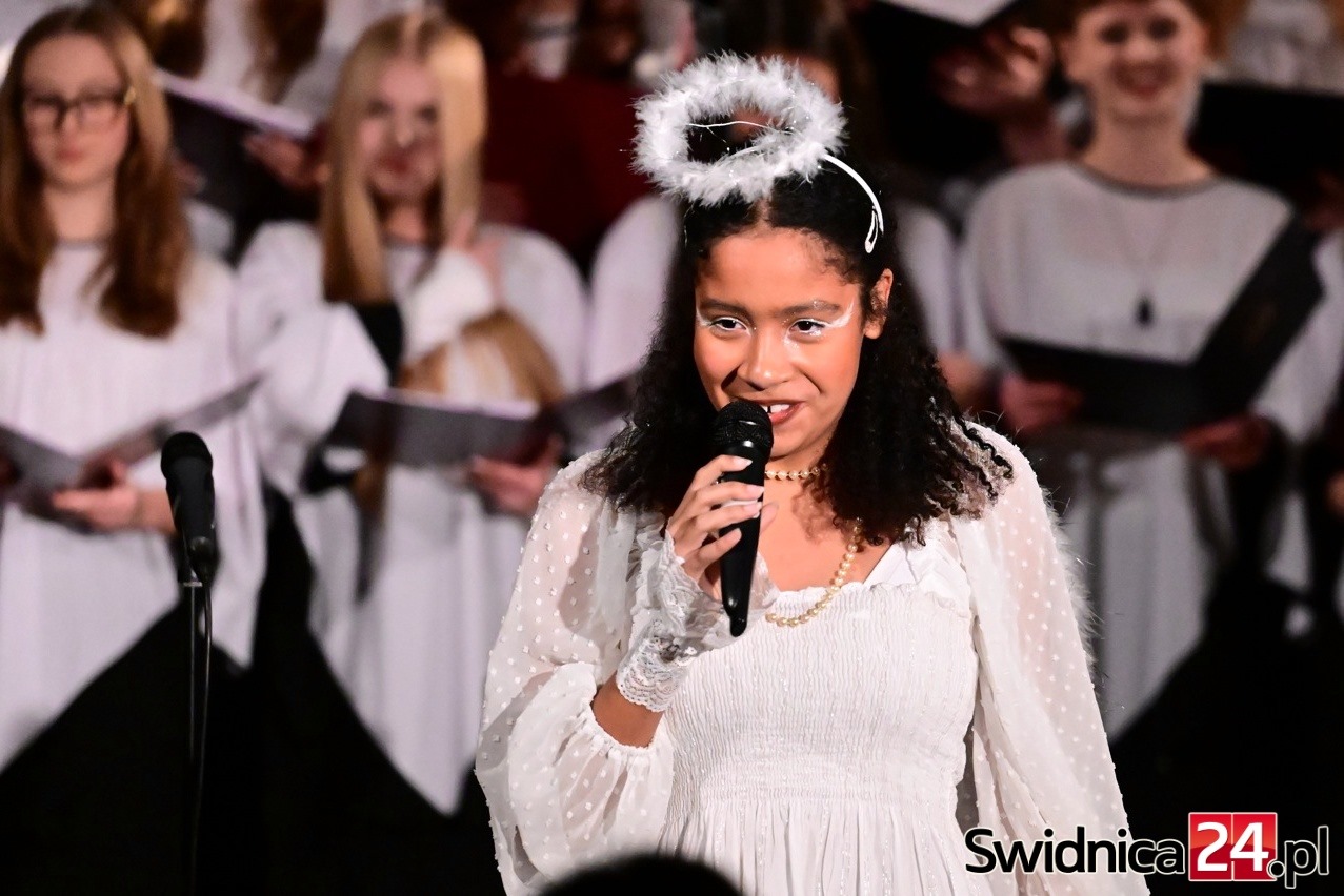 Świąteczny czar w III LO – Biesiada Wigilijna pełna kolęd