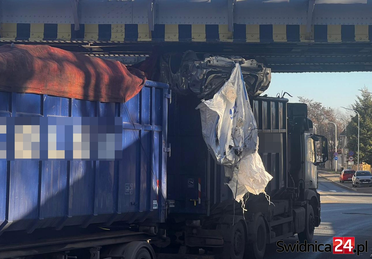 Ciężarówka utknęła pod wiaduktem w Strzegomiu [FOTO]