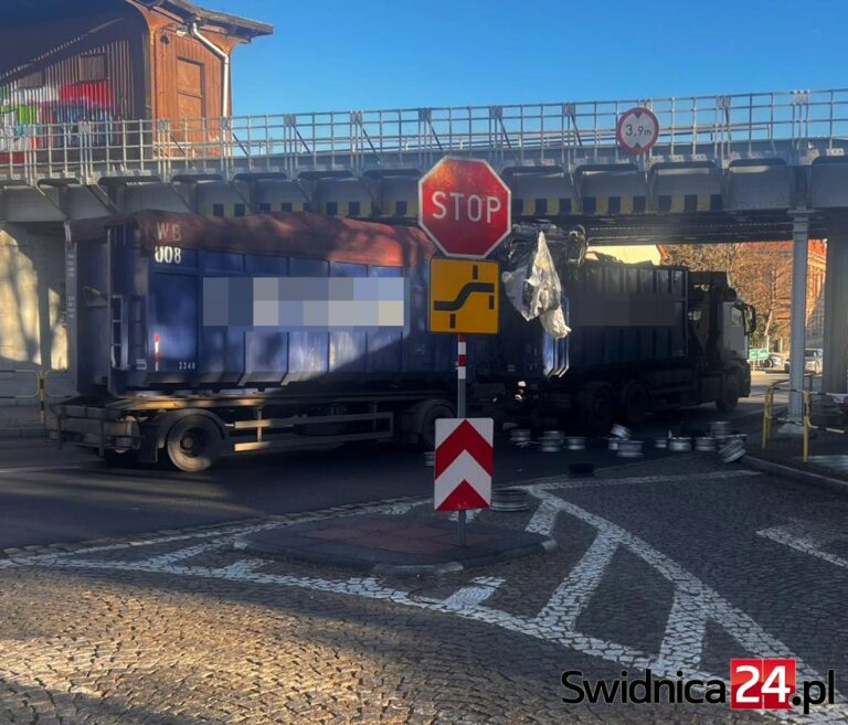Ciężarówka utknęła pod wiaduktem w Strzegomiu [FOTO]