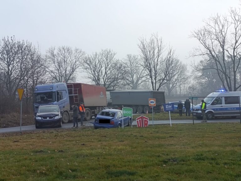 Zderzenie osobówek i ciężarówki [FOTO]