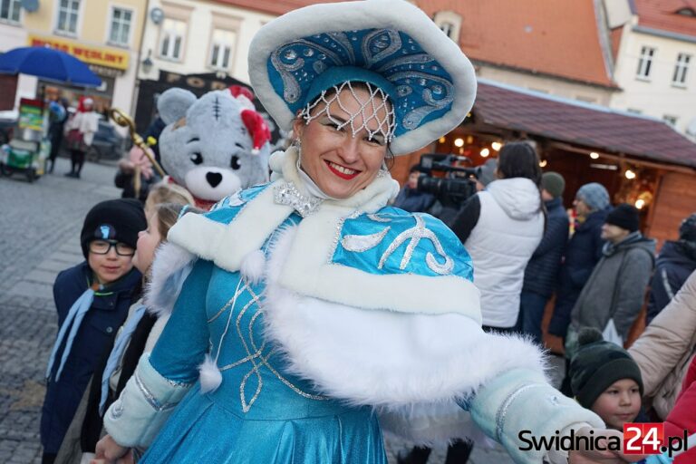 Świąteczny jarmark w Świebodzicach rozpoczęty! [FOTO]