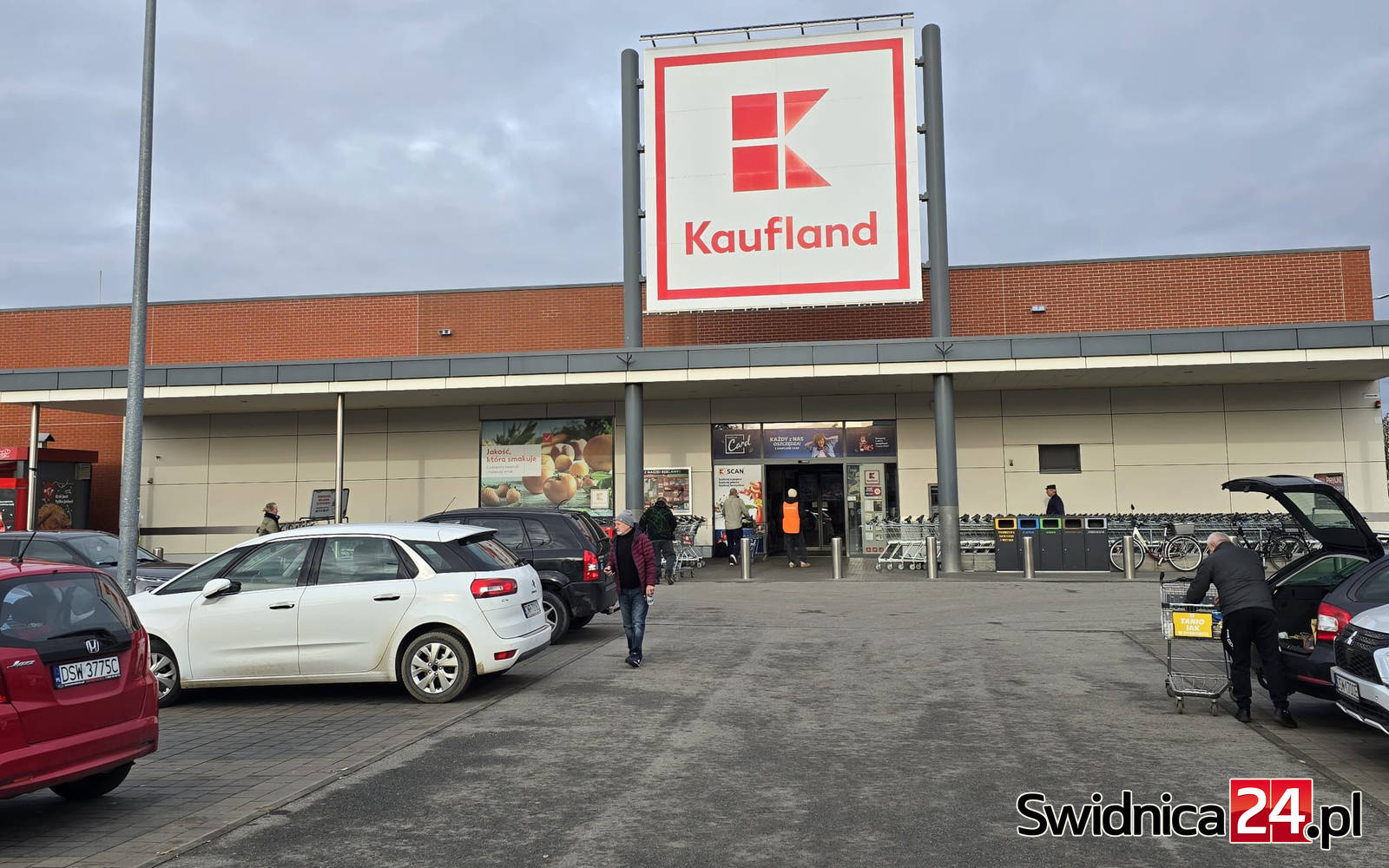 W niedzielę wstrzymają pracę na dwie godziny. Strajk ostrzegawczy w ogólnopolskiej sieci marketów