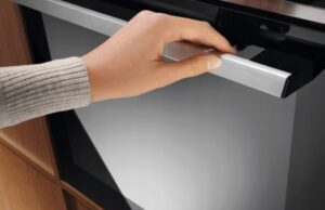 Perfekcyjne potrawy za każdym razem. Piekarnik z technologią AI samodzielnie reguluje temperaturę, parę i czas pieczenia