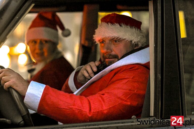 Zmotoryzowani Mikołaje zawitali na strzegomski Rynek [FOTO]