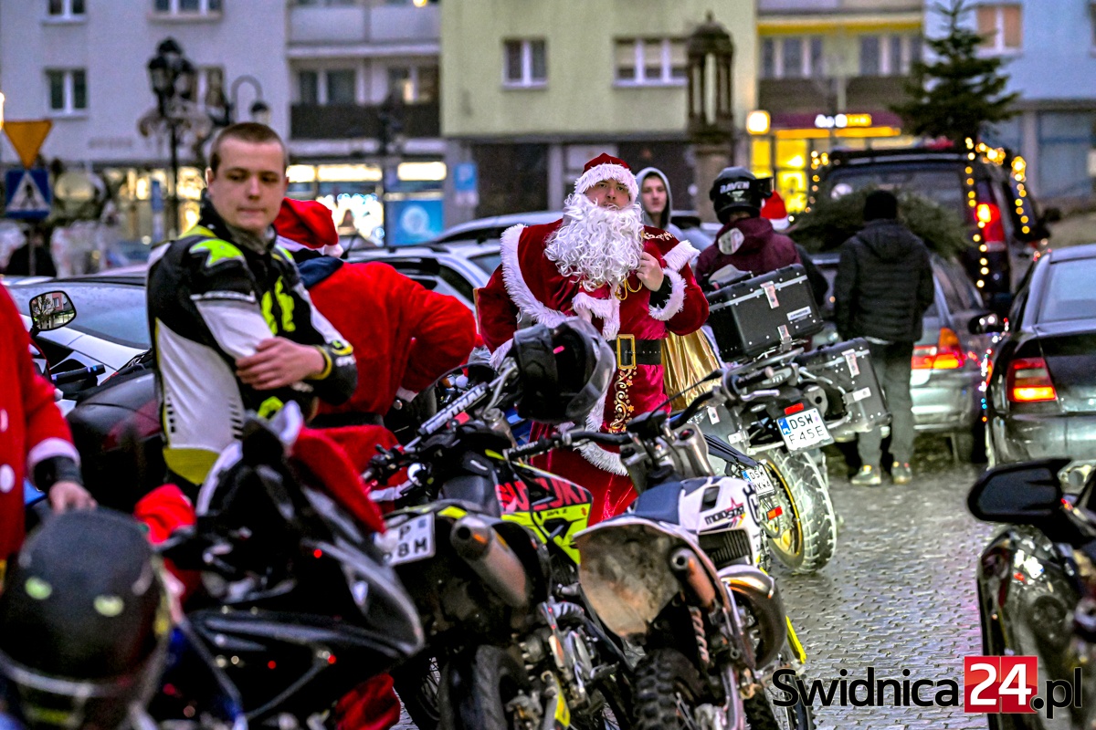 Zmotoryzowani Mikołaje zawitali na strzegomski Rynek [FOTO]