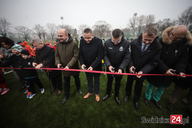 Zmodernizowane boisko w Świdnicy oddane do użytku [FOTO]