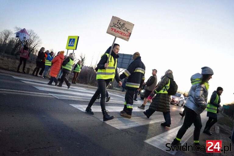 Po śmierci dwóch pieszych domagają się sygnalizacji. Protest na przejściu dla pieszych [FOTO]