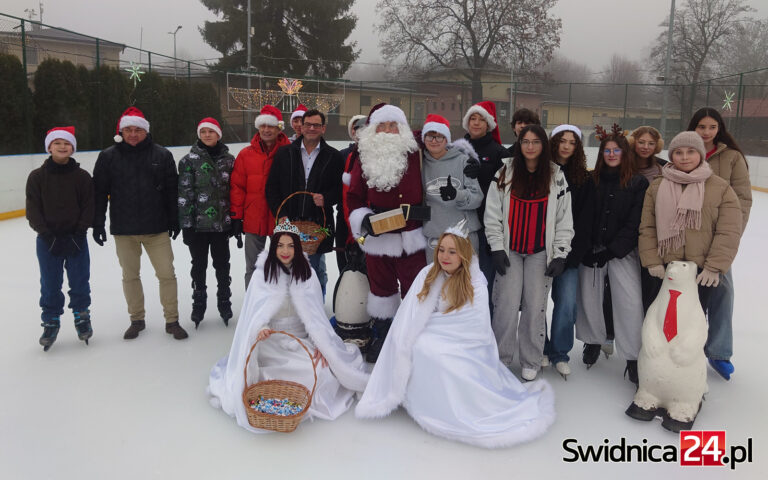 Lodowisko otworzyli z Mikołajem [FOTO]