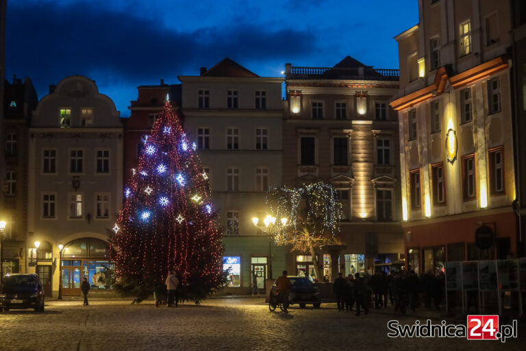 Choinki już stoją, kolejne ozdoby włączone. Świdnica zdobi się na święta [FOTO/VIDEO]