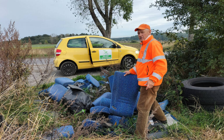 Dziesiątki porzuconych opon, zaśmiecony punkt turystyczny, koczowisko w świdnickim parku. Społecznik walczy z dzikimi wysypiskami [FOTO]