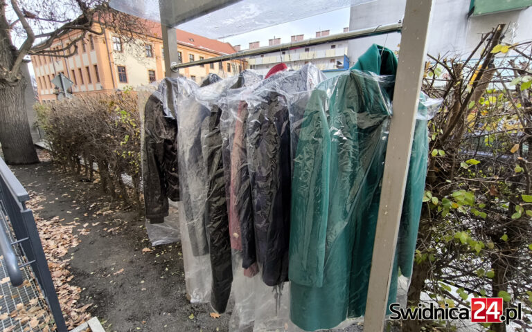 Podziel się ciepłem – zostaw zimowe ubrania dla potrzebujących. Akcja „Wieszak Ciepła” [FOTO]