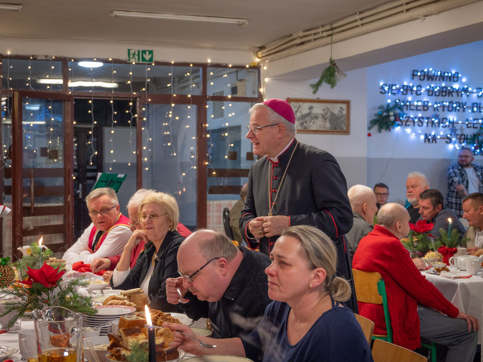 Bezdomni i biskup zasiedli przy wspólnym stole. Świąteczne spotkanie w świdnickim schronisku [FOTO]