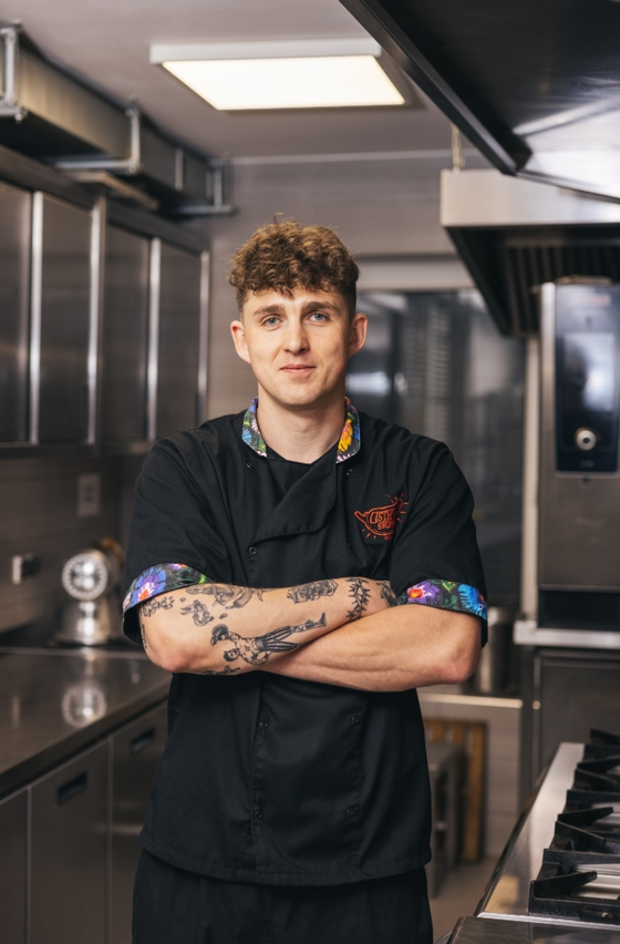 Ostre Sztosy, czyli świdnicki ogień, który robi się z pasji. Historia Jędrzeja Lewandowskiego, który podbił podniebienia klientów z całej Polski jest tego najlepszym dowodem