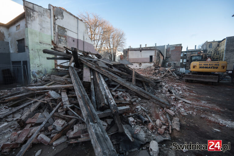Wielkie burzenie na śródmiejskim podwórzu. Sąsiedzi skarżą się na zapylenie [FOTO]