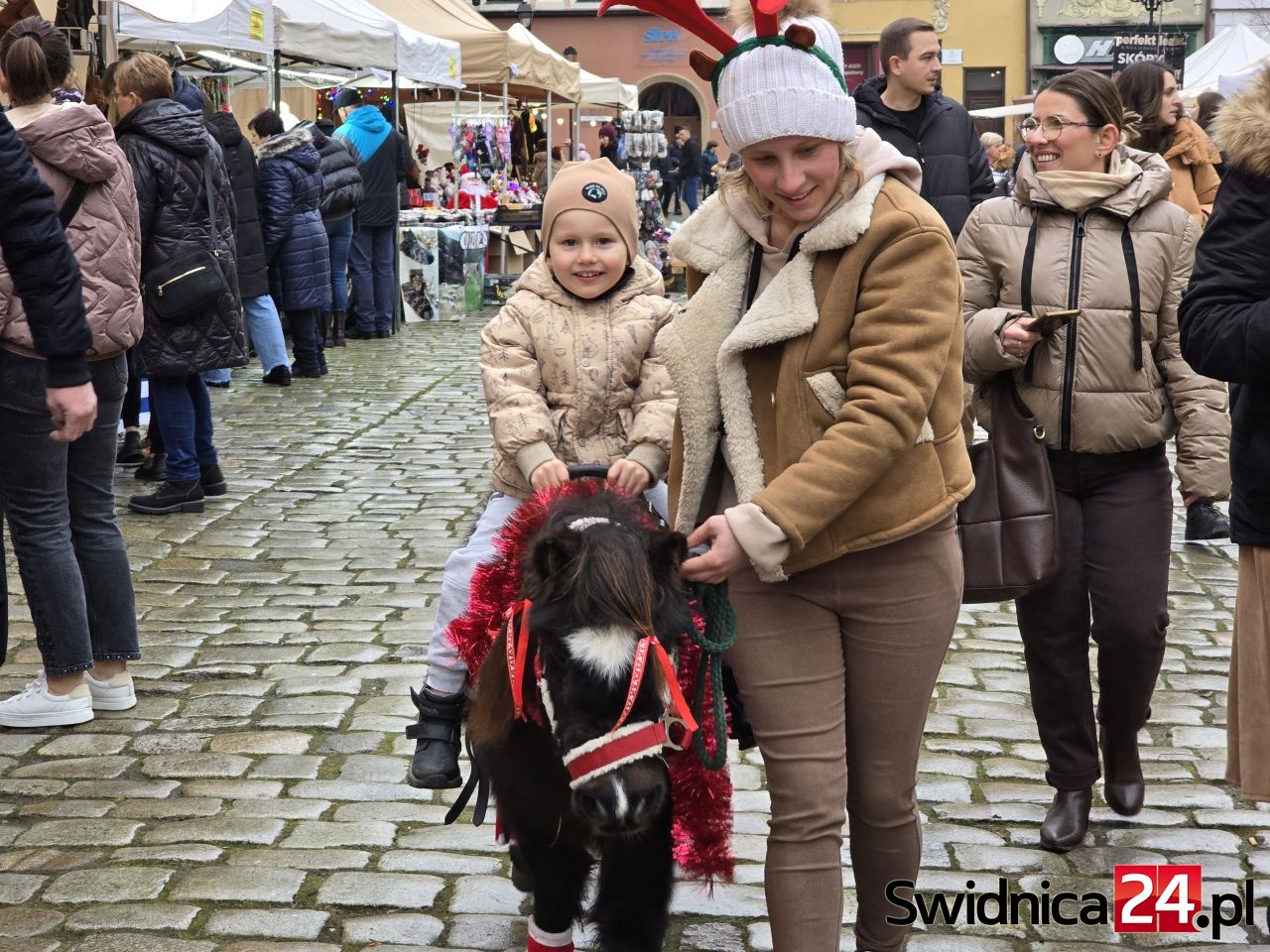 Kucyki na Rynku, kolędy na akordeon i gitarę. Świdnicki jarmark na finiszu [FOTO]