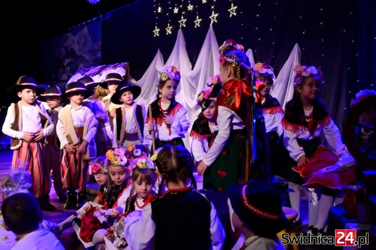 Ponad setka dzieci na scenie! Jubileuszowe jasełka Przedszkola Miejskiego nr 3 [FOTO]