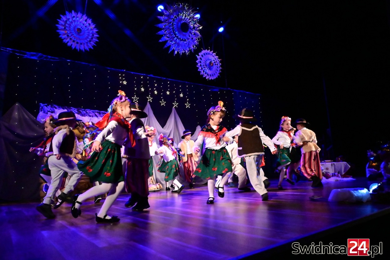 Ponad setka dzieci na scenie! Jubileuszowe jasełka Przedszkola Miejskiego nr 3 [FOTO]