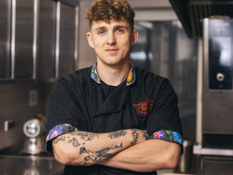 Ostre Sztosy, czyli świdnicki ogień, który robi się z pasji. Historia Jędrzeja Lewandowskiego, który podbił podniebienia klientów z całej Polski jest tego najlepszym dowodem