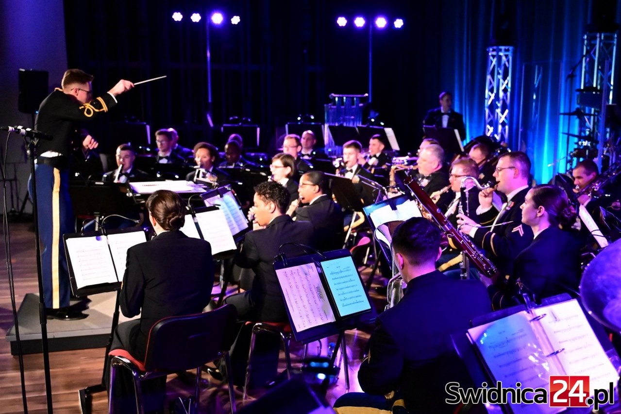 To nie był zwykły koncert świąteczny w Świdnicy. Amerykańscy żołnierze zagrali z rozmachem [FOTO]