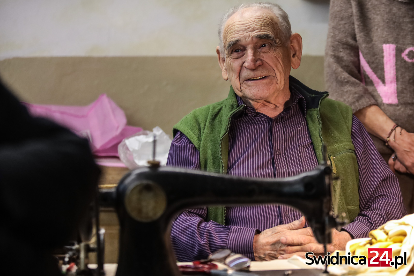 Ponad 60 lat przy maszynie. Świdnicki krawiec Edward Włodkowski żegna się z pracą zawodową [FOTO]