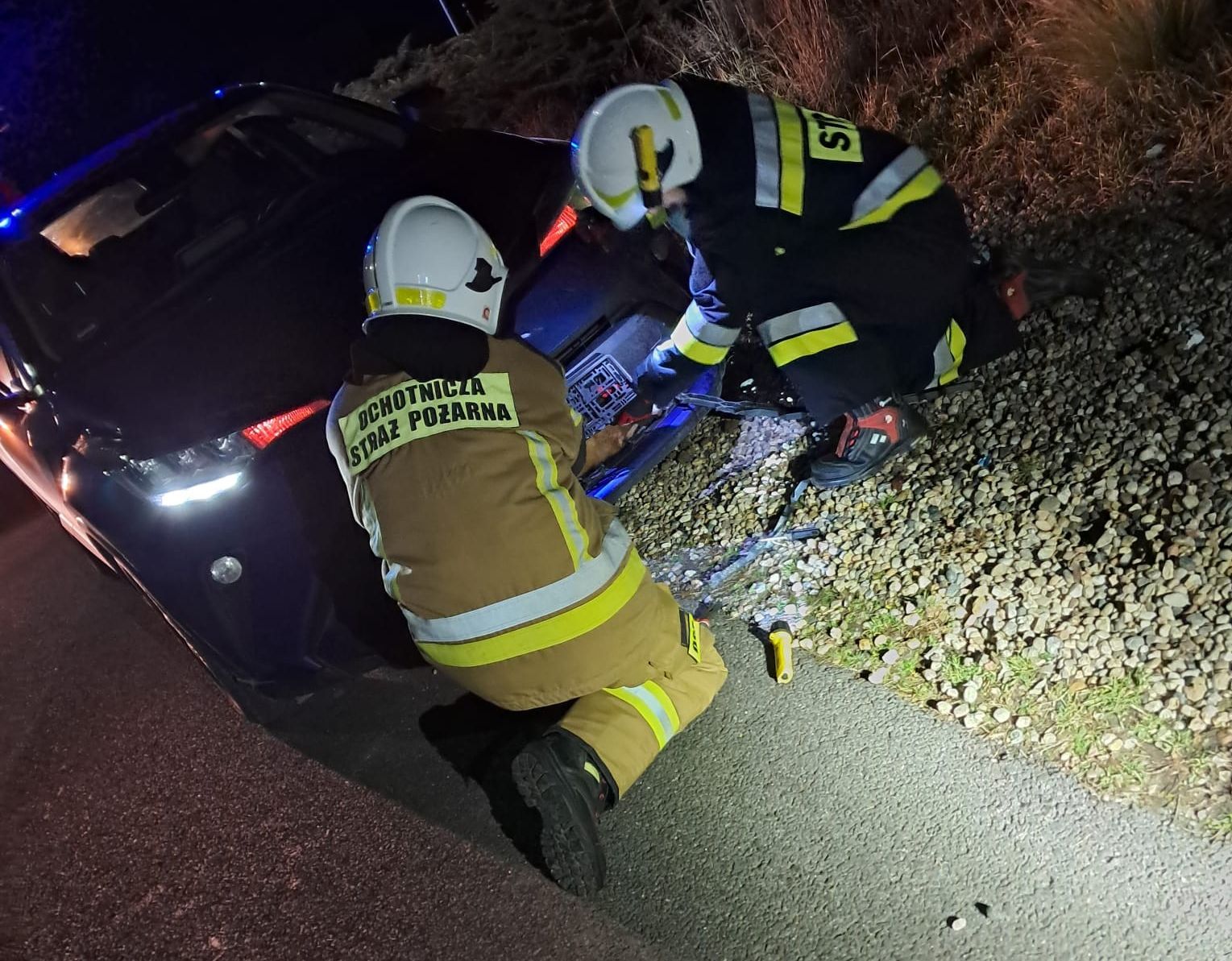 Strażacy uwalniali lisa ze… zderzaka [FOTO]