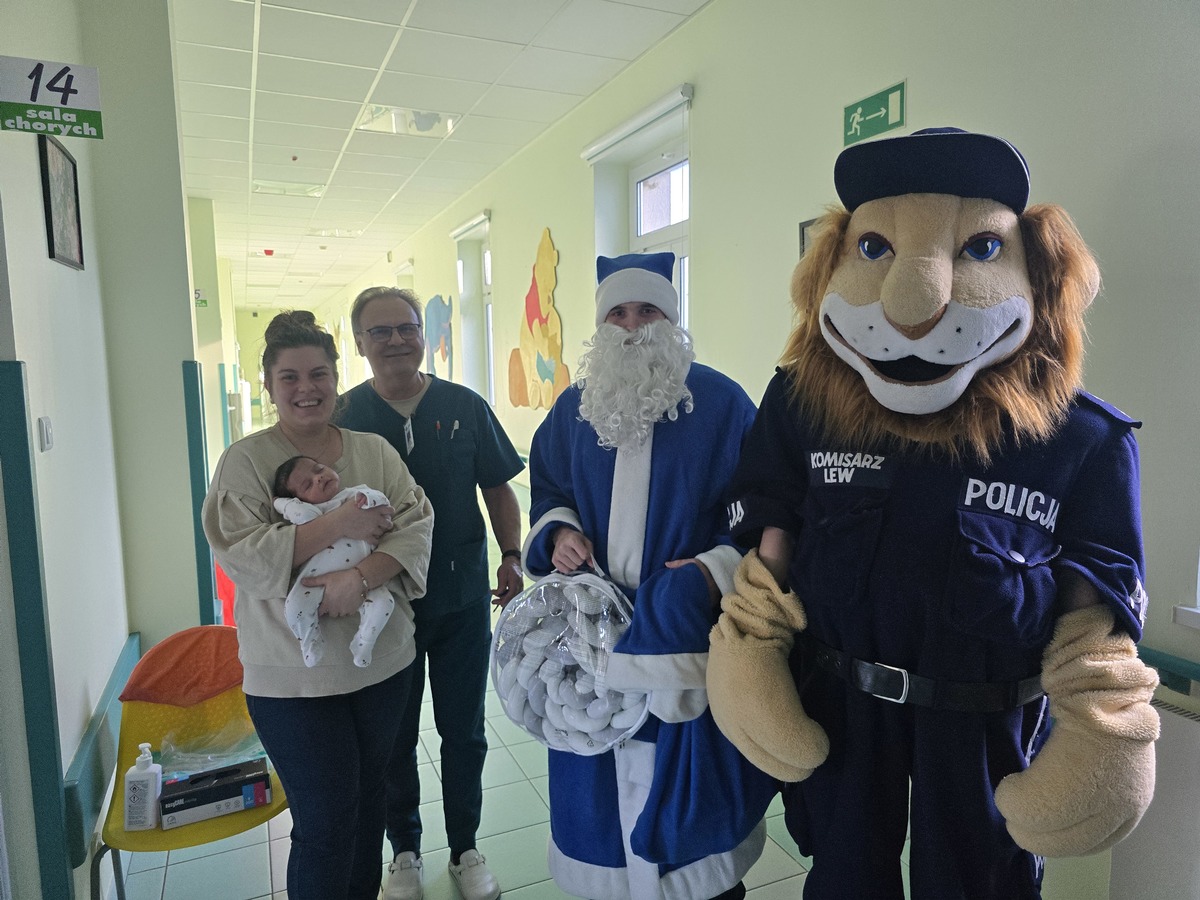 Niebieski Mikołaj i Komisarz Lew z prezentami u małych pacjentów [FOTO]