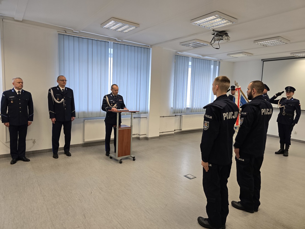 Dwóch nowych policjantów złożyło ślubowanie [FOTO]