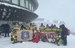 Strażacy weszli na Śnieżkę dla Marysi