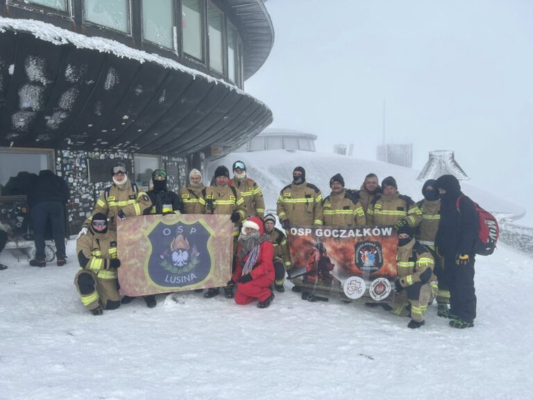 Strażacy weszli na Śnieżkę dla Marysi