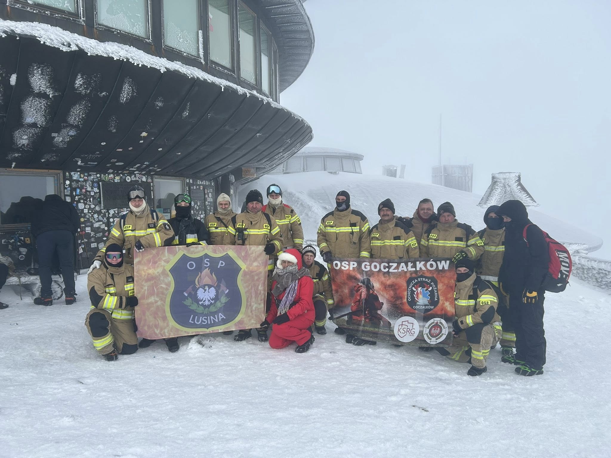 Strażacy weszli na Śnieżkę dla Marysi