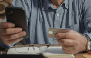 Skusiła go obietnica szybkiego zysku. Oszuści wyczyścili konto z blisko 70 tysięcy złotych