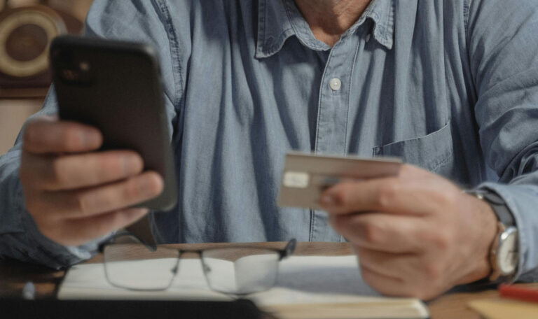 Skusiła go obietnica szybkiego zysku. Oszuści wyczyścili konto z blisko 70 tysięcy złotych