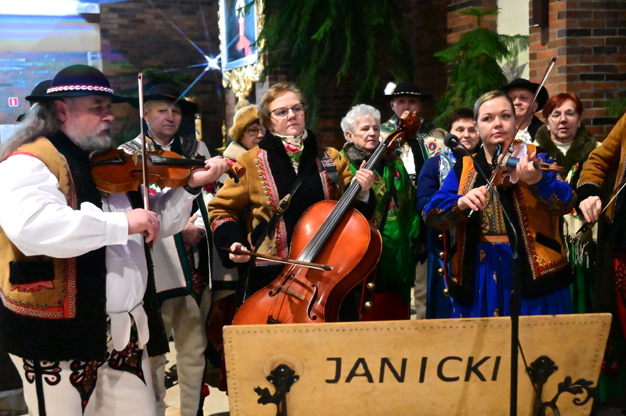 Pasterka i kolędowanie z góralską kapelą „Janicki” [FOTO/VIDEO]