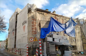 Okna wymienią w grudniu. Miejska termomodernizacja z poślizgiem i kłopotami lokatora