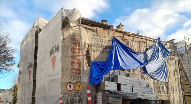 Okna wymienią w grudniu. Miejska termomodernizacja z poślizgiem i kłopotami lokatora