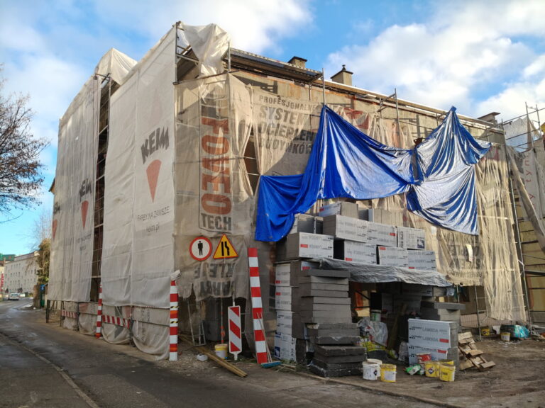 Okna wymienią w grudniu. Miejska termomodernizacja z poślizgiem i kłopotami lokatora