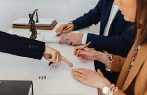 Bezpłatne porady prawne dla mieszkańców powiatu świdnickiego. Gdzie szukać pomocy?