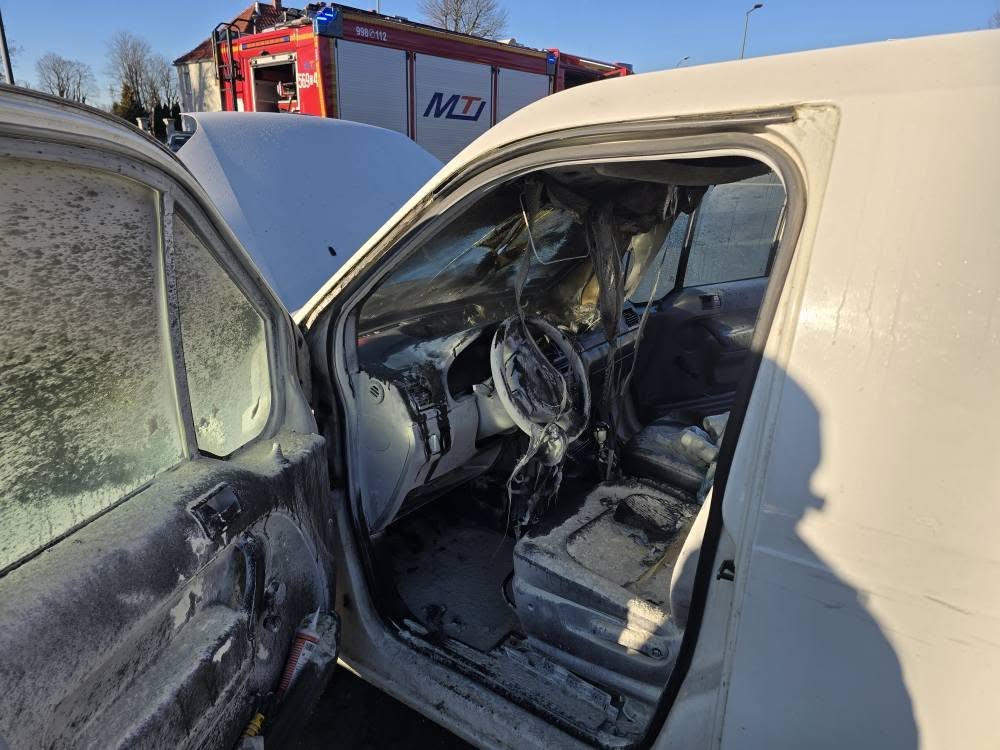 Pożar samochodu dostawczego w Strzegomiu [FOTO]