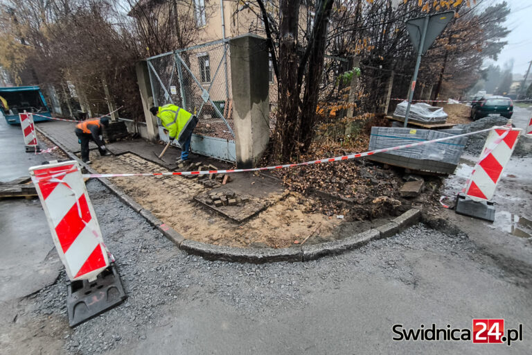 O jej naprawę zabiegali mieszkańcy oraz radni. Ruszyła przebudowa kolejnej ulicy [FOTO]