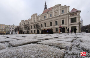 Może być ślisko. Synoptycy ostrzegają przed marznącymi opadami i oblodzeniem dróg