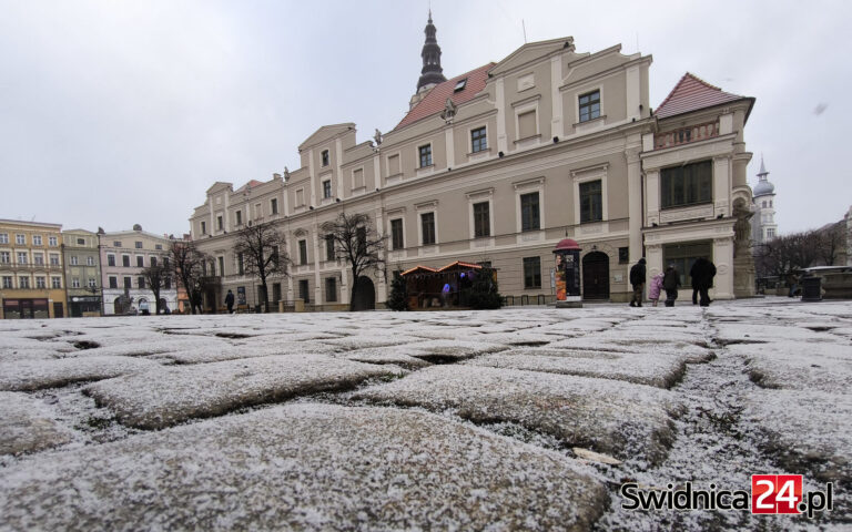 Może być ślisko. Synoptycy ostrzegają przed marznącymi opadami i oblodzeniem dróg