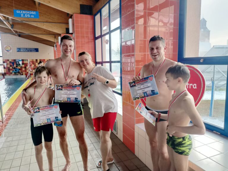 Charytatywne pływanie dla WOŚP. Przepłynęli ponad 75 kilometrów! [FOTO]