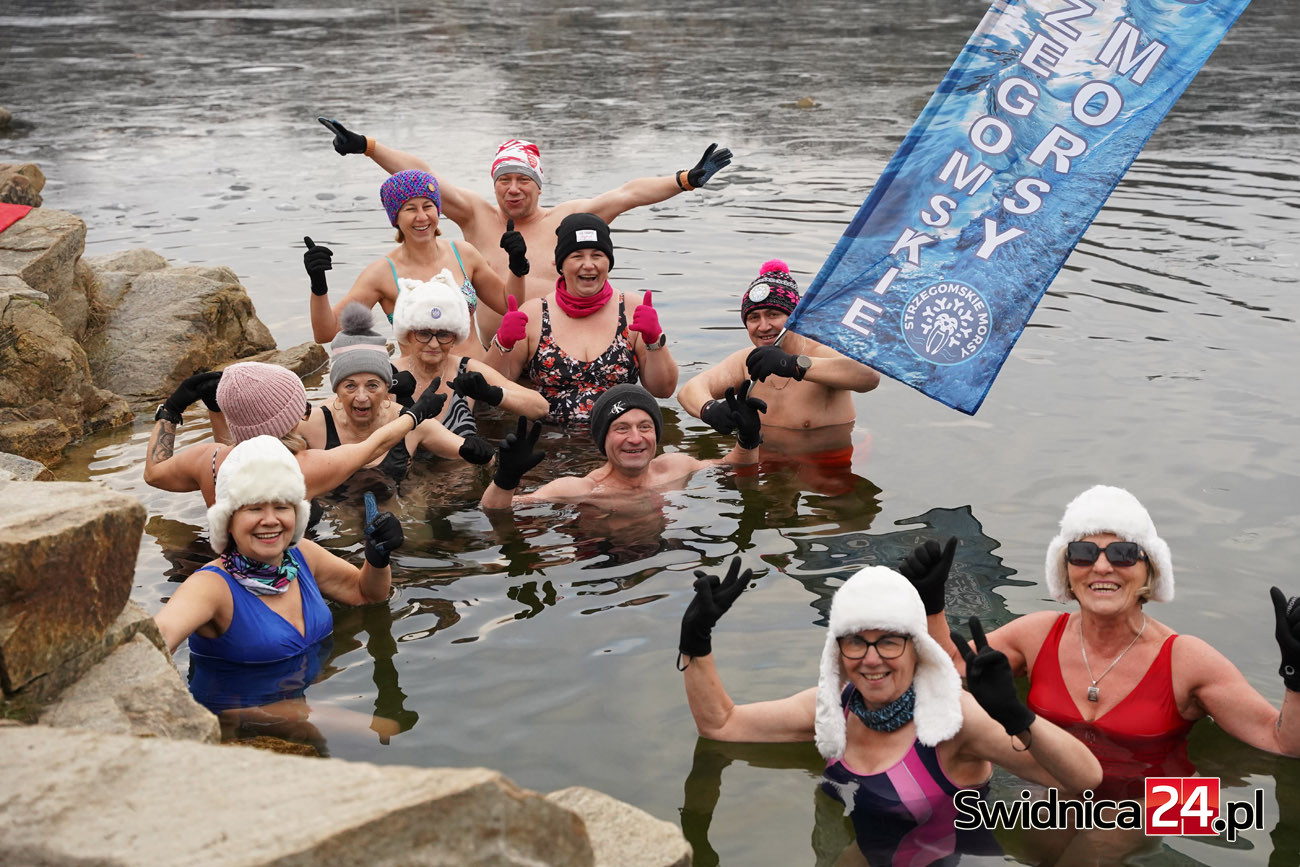 Uwielbiają kąpiele w lodowatej wodzie. Do morsowania zachęcają również innych [FOTO/VIDEO]