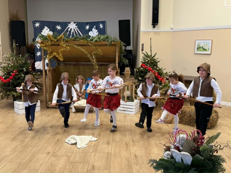 Przedszkolaki w jasełkach. Rozpoczął się Gminny Przegląd Zespołów Kolędniczych w Pszennie [FOTO]