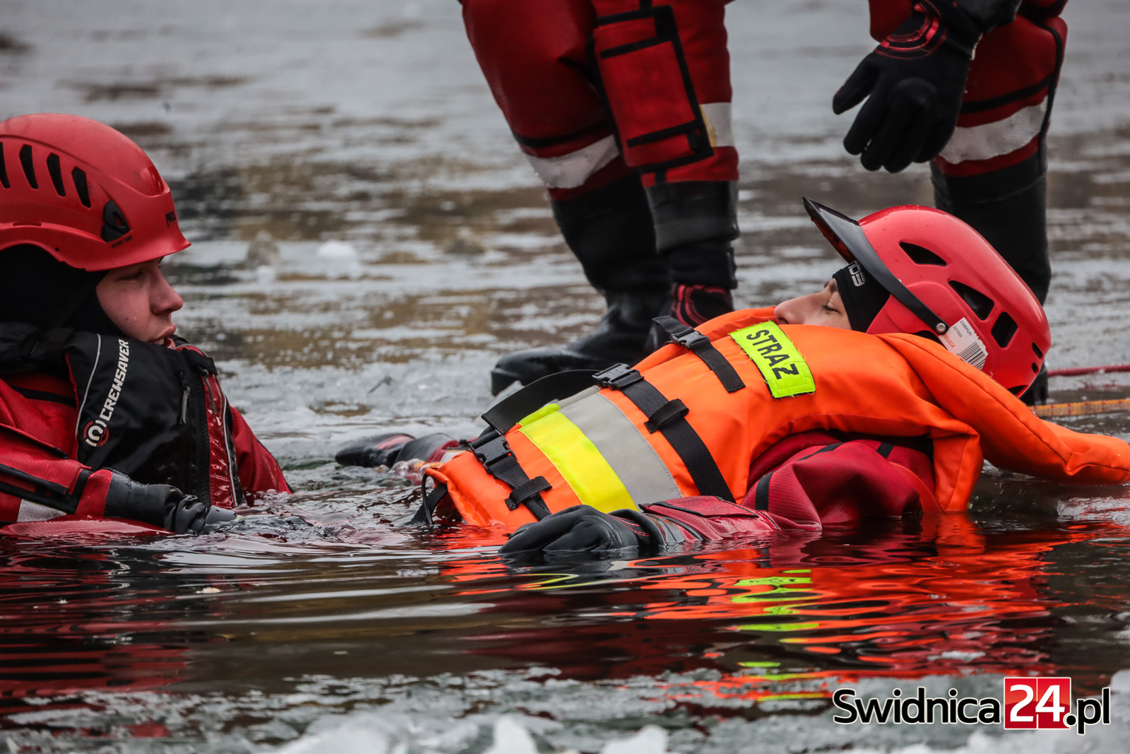 Tafla lodu jak śmiertelna pułapka. Zimowe ćwiczenia strażaków [FOTO/VIDEO]