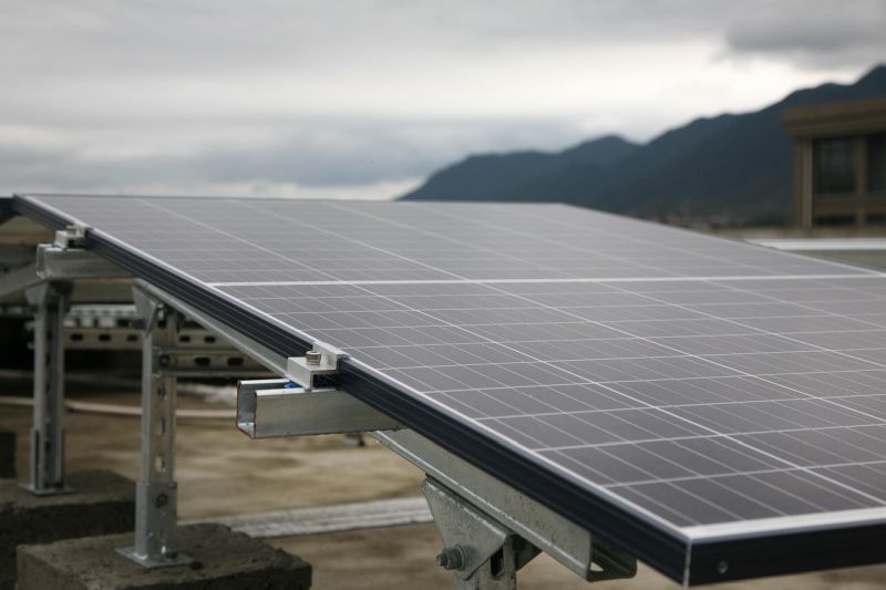 Dlaczego fotowoltaika przenosi się na działki, nie na dachy. Nowy kierunek inwestycji w energię dla firm i rolników