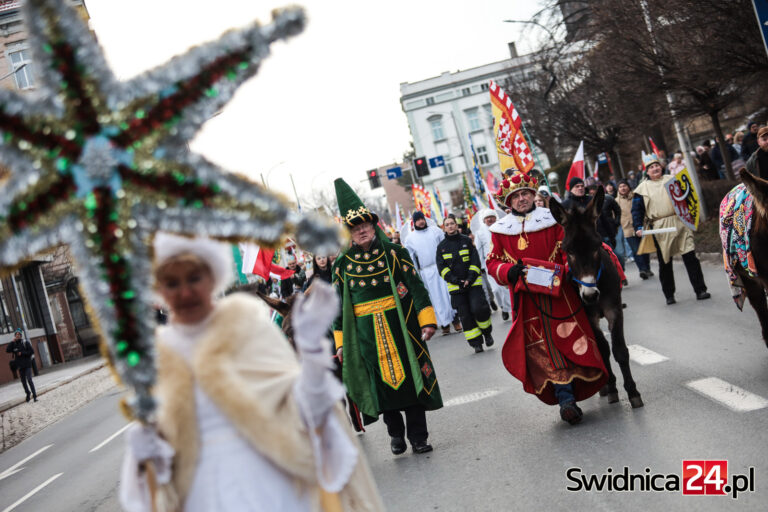 Orszak Trzech Króli przeszedł ulicami Świdnicy. „Podążajmy drogą, którą szli mędrcy” [FOTO/VIDEO]