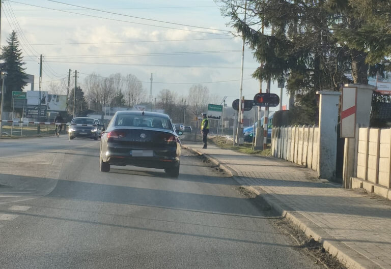 Uszkodzona rogatka na przejeździe w Pszennie. Utrudnienia na „trzydziestce piątce”