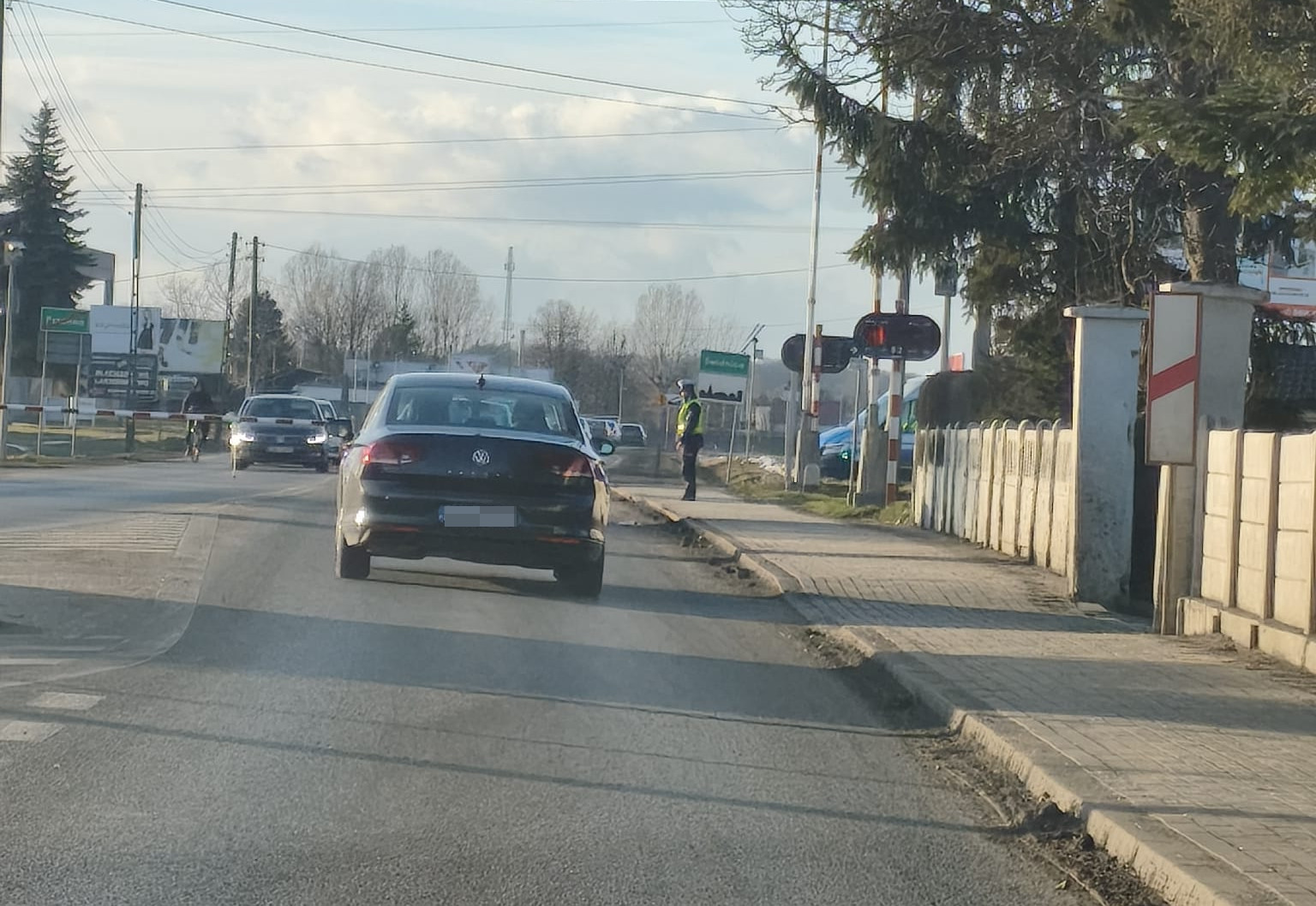 Uszkodzone rogatki na przejeździe w Pszennie. Utrudnienia na „trzydziestce piątce”